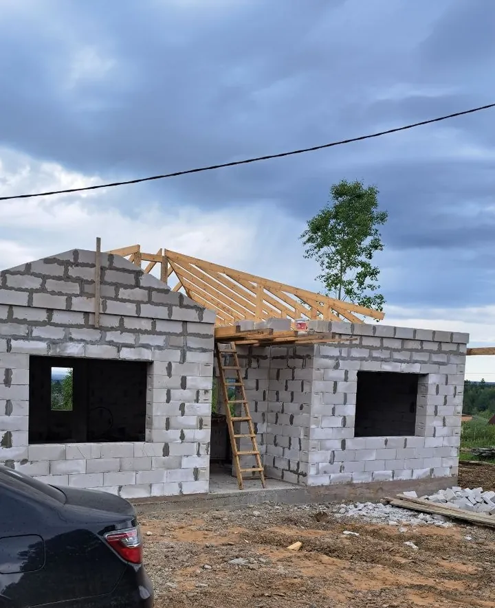 Коробка дома из газоблока со стропильной системой